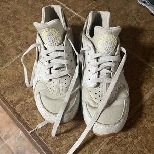 Size 8.5 cream color Nike Huaraches. Gently used but well taken care of.